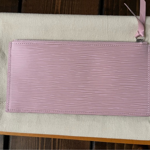 EUC Louis Vuitton Epi Pochette Felice. Rose Ballerine. Silver removeable chain. - Picture 13 of 16